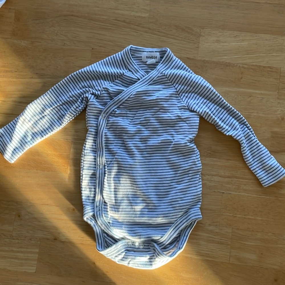 Newbie wrap bodysuit 6-9 months, EUC